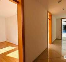 Herbstzauber in Erlenstegen! Hochwertige 4-Zi. Wohnung mit Einbauküche und großer Sonnenterrasse. - Nürnberg Steinplatte