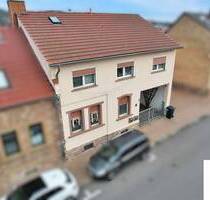 Einfamilienhaus mit 2 Bädern und Innenhof in Frei-Laubersheim - Top Lage mit guter Verkehrsanbindung