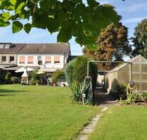 Sonniger Ausblick am Rheindeich: DHH mit großem Grundstück, Wirtschaftsanbau, Garage, Stellplatz - Duisburg Beeckerwerth