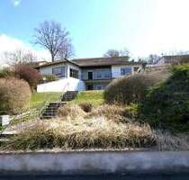 Sonniger Walmdach-Bungalow mit Blick über Weitramsdorf