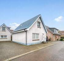 2 Häuser im Herzen Büsums - 309.000,00 EUR Kaufpreis, ca.  131,00 m² Wohnfläche in Büsum (PLZ: 25761)