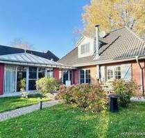 Hohwacht: Modernes Einfamilienhaus mit zauberhaftem Grundstück in allerbester Lage