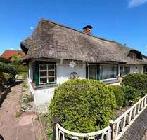 Raum für die ganze Familie! Zweifamilienhaus: Bungalow mit Reetdachhaus in optimaler Lage! - Owschlag