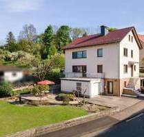 Ein- bis Zweifamilienhaus in Bestzustand: Geräumiges Wohnhaus mit Garage, Garten, Terrasse und gemütlicher Kellerbar - Ringgau Lüderbach