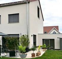 Moderner KfW 55 Neubau einer Doppelhaushälfte in Nürnberg - Höfen