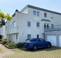 Gepflegte Doppelhaushälfte in Hanglage mit Einliegerbereich, Garten und zwei Garagen - Stuttgart Rohr