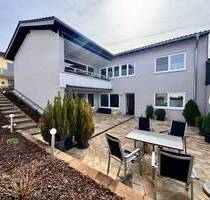 Modern und viel Freiraum auf ca. 240 qm Wohnfläche: Bungalow in herrlicher Lage mit Panoramaausblick in Konz-Roscheid