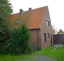 Einfamilienhaus mit Modernisierungsbedarf am Ende einer Stichstraße in Wesselburen