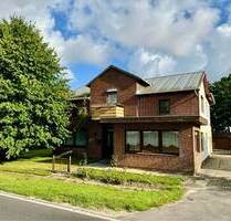 TRAUMHAFTE LAGE! Einfamilienhaus mit Einliegerwohnung und Stall in Nordermeldorf!