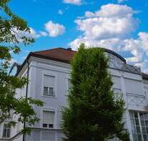 Stilvolle, freie 2,5-Zi.-Galerie-Whg. mit Einbauküche und 3 Balkonen im inneren Westen von Regensburg