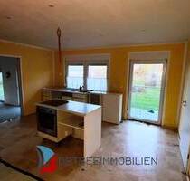 Handwerkerhaus, TOP- Angebot für kurze Zeit, EFH, Grdstk. ca. 2.685 m², ca. 224 m² Wfl., Teilsaniert, Teil-Keller, Hühnerstall, vollständig eingezäunt - Behrenhoff / Busdorf