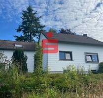 Freistehendes Einfamilienhaus mit Nebengebäude und großem Grundstück - Oberkail