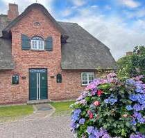 Schöne Haushälfte unter Reet - 2.450.000,00 EUR Kaufpreis, ca.  140,00 m² Wohnfläche in List (PLZ: 25992)