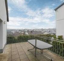 *Reserviert* - Gepflegtes Zweifamilienhaus mit tollem Ausblick, Doppelgarage und Garten! - Königsbach-Stein / Stein