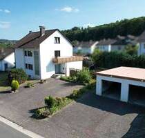 Massives Ein-Zweifamilienhaus mit Doppelgarage in Beverungen-Wehrden