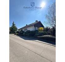 Freistehendes Einfamilienhaus mit ELW, Garten und 2 Garagen - Riegelsberg