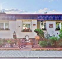 Bungalow, mit ausgebautem Untergeschoss, Garage, Carport und 2 Terrassen, in Kötzschen. - Merseburg