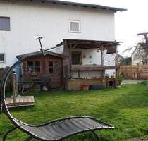 TÖGING: gepflegte DHH mit 2 Garagen, BüroGästebereich und großem Freisitz