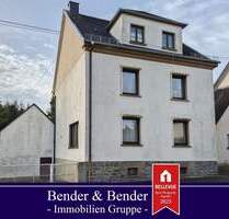 Geräumiges Wohnhaus mit kleinem Nebengebäude in Straßenhaus zu verkaufen!