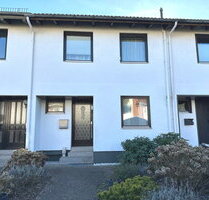 PURNHAGEN-IMMOBILIEN - Gepflegtes Reihenmittelhaus mit Garage in ruhiger Sackgassenlage von Schönebeck - Bremen / Schönebeck