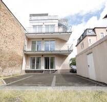 Zentral gelegenes Dreifamilienhaus mit großer Dachterrasse und drei Stellplätzen - Frankfurt am Main Heddernheim