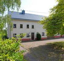 Einseitig angebautes Wohnhaus mit Garage, überdachter Terrasse und Garten in Mückeln