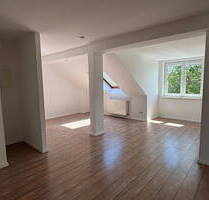 Helle Dachgeschosswohnung mit Balkon & Einbauküche - Nähe RUB, ideal für 1-2 Personen - Bochum Langendreer