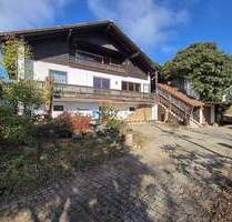 Einfamilienhaus mit ELW und unverbaubarer Fernsicht in sonniger Südhanglage bei Zandt im Bay. Wald