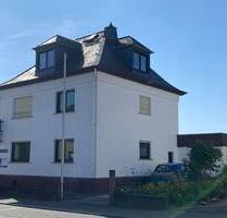 Verkehrsgünstig gelegenes Zweifamilienhaus mit Gewerbeanbau und großem Grundstück - Limburg Lindenholzhausen