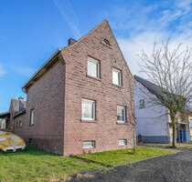 Freistehendes Einfamilienhaus - Historischer Charme und vielfältige Möglichkeiten auf 2.150 m² - Heinsberg / Unterbruch