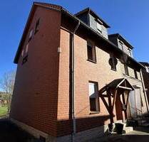 Charmante Doppelhaushälfte mit Garage, Nebengebäude und Garten - Freden