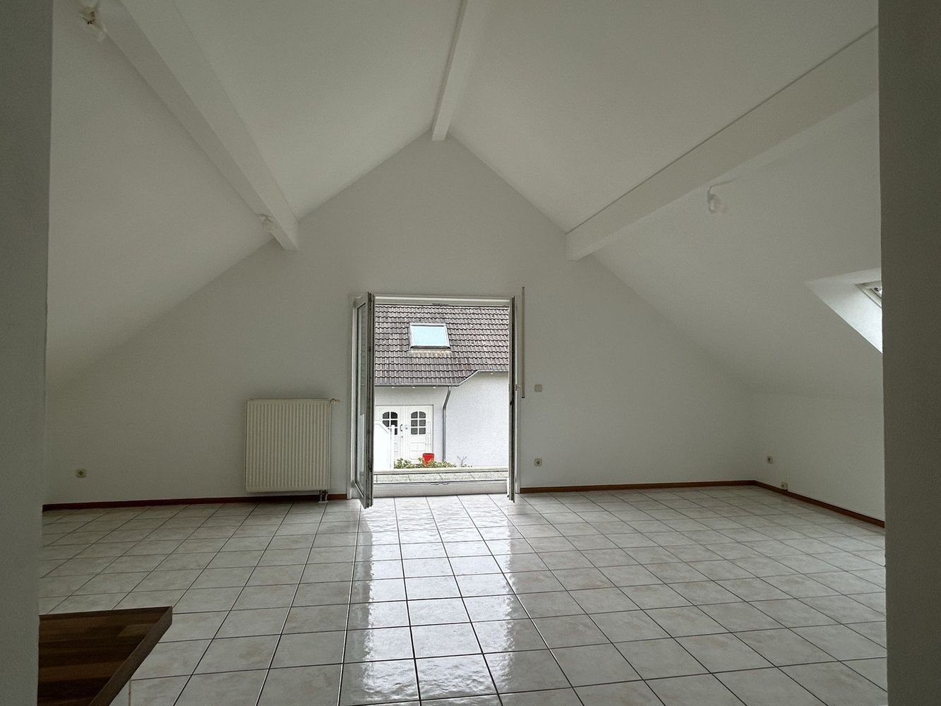 Schöne 2-Zimmer-Wohnung mit Balkon, Badewanne, Dusche, ruhiger Grün- & Blicklage von Privat - Niedernhausen