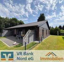 Exclusives Wohnen zur ebenen Erde - energetisch hochwertige DHH mit Carport in Sackgassenlage - Süderlügum