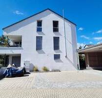 Neubau-Stadthaus in Freiburg: 3-Zimmer-Wohnung mit offener Küche, Balkon & Naturgarten am Kronenmühlbach