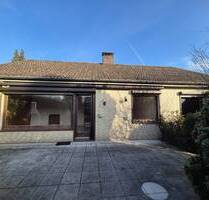 Renovierungsbedürftiger Bungalow mit S- W Terrasse, Vollkeller und 2 Garagen in beliebter Ortslage - Schwarzenbek