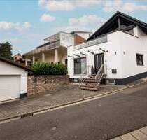 Stilvoll modernisiertes Einfamilienhaus mit Design-Küche, Garten und Doppelgarage - Obermoschel