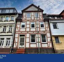 Sanierungsbedürftiges Mehrfamilienhaus in zentraler Lage von Helmstedt!