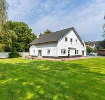 Von Grund auf kernsaniert: EFH mit SW-Terrasse und Nebengebäuden auf großem Grundstück - Rendswühren