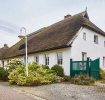 Wusterhusen, DHH nahe der Ostsee, Reetdach, Grdstk. ca. 860 m², Wfl ca. 121 m², 4 Zimmer, Kaminofen, 2 Bäder, Carport, elektrisches Tor, großer Garten