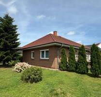 Frühjahrsaktion: Gepflegter Bungalow mit Kamin und Carport in Grimmen