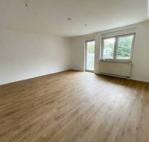 Frisch renoviert! 3-Raum-Wohnung mit Balkon und neuen Fußböden - Aue-Bad Schlema