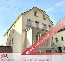 Klüsserath: stark sanierungsbedürftiges Einfamilienhaus mit geräumigem Nebengebäude, Garage und Gewölbekeller !