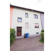 Gepflegtes Reihenmittelhaus mit Garten und Garage - bestehend aus zwei getrennten 2-Zimmerwohnungen in Fürth-Burgfarrnbach