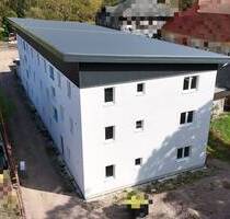 927 qm Wohnfläche Rohbau mit Fassade, Heizung, Dach und Fenstern steht - Luisenthal