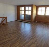 Helle 3-Zimmer-Dachgeschosswohnung mit Balkon im Herzen von Feucht