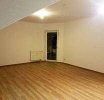 Traumhafte 3 Zimmer Wohnung mit Süd-Dachbalkon, Westloggia und Stellplatz in ruhiger Lage - Bezug bereits ab 15.8. möglich! - Würzburg Versbach
