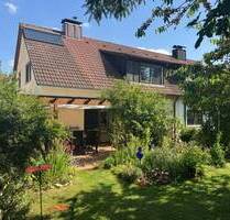 Einziehen und wohlfühlen. Gepflegte, naturnahe Doppelhaushälfte mit Einliegerwohnung und Garage - Ansbach