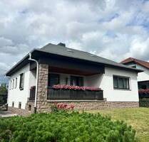 CHARMANTES EINFAMILIENHAUS IM BUNGALOW-STIL MIT GARAGE, SWIMMIN-POOL, SAUNA UND SCHÖNEM GRUNDSTÜCK - Burgstädt