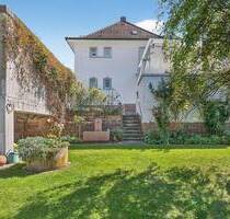 Gepflegtes Anwesen am Ettlinger Vogelsang mit großer Terrasse, schönem Garten und zwei Garagen - Ettlingen