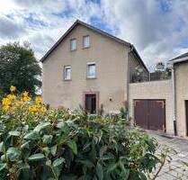 Zweifamilienhaus mit Grundstück, Ladengeschäft + 2 Garagen in Naunhof